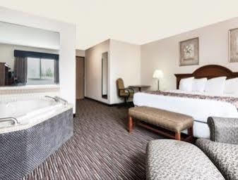 Baymont By Wyndham Columbus/Rickenbacker Hotel Exterior foto